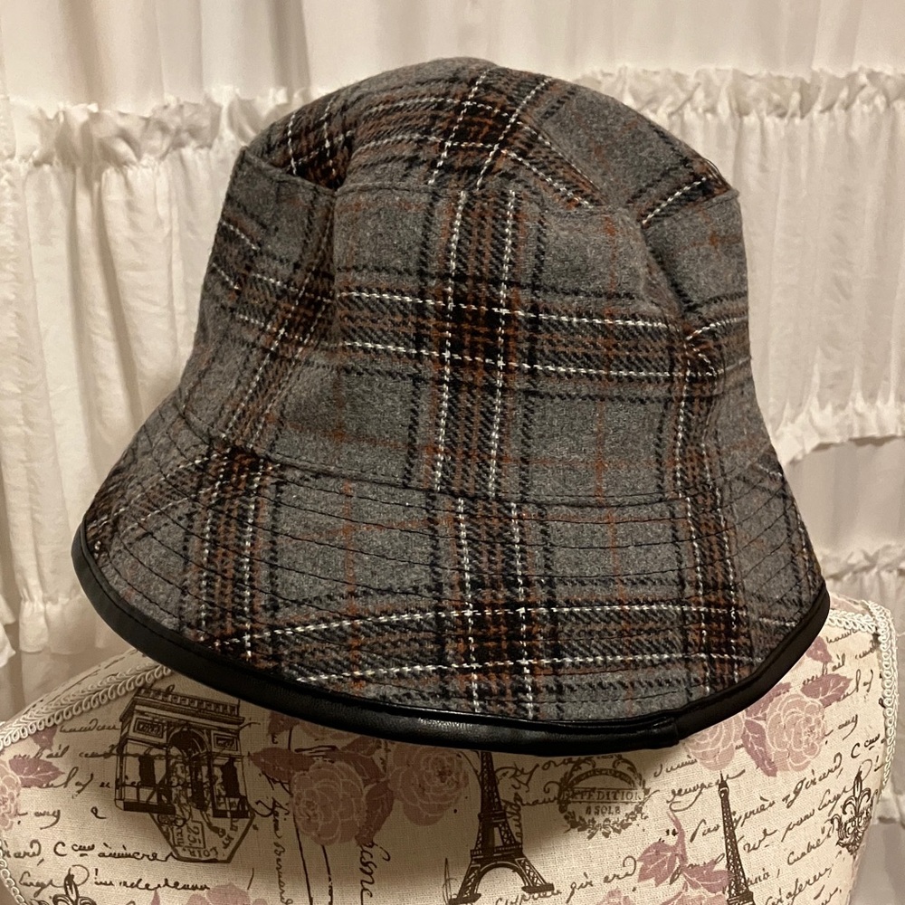 STEVE MADDEN. REVERSIBLE Plaid Bucket Hat in Gray & Brown with black trim. NWT